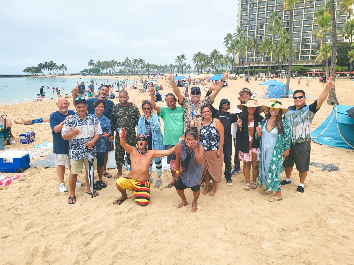 A big SFC group gathered together on the Waikīkī sand